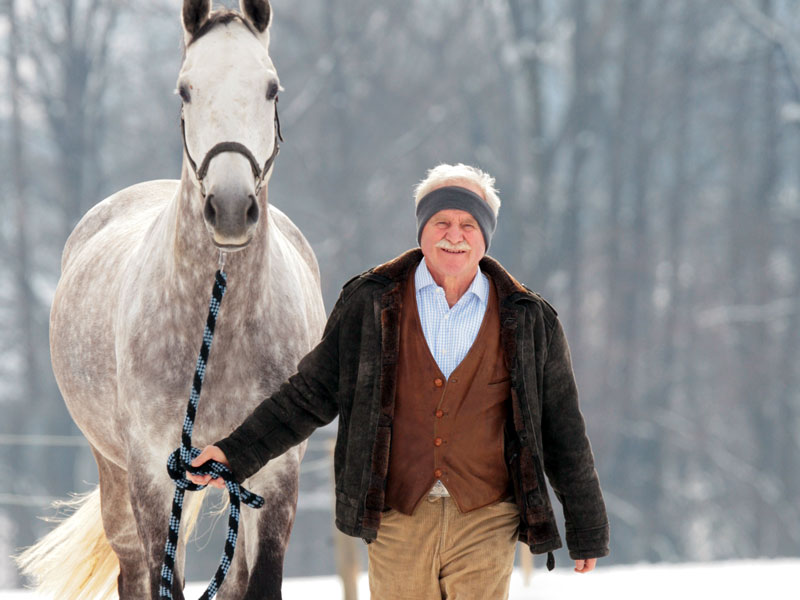 Hannes Meindl mit Pferd und Hund/ Winter